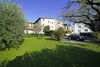 Zweizimmerwohnung im Hochparterre in einem Kontext mit Grünflächen im Zentrum von Moniga del Garda