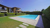 Bilocale di testa al primo piano con ampia terrazza in residence con piscina a Puegnago del Garda
