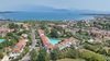 Wohnung mit zwei Terrassen und zwei überdachten Stellplätzen in einer Wohnanlage mit Pool in Manerba del Garda