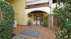 Appartamento con doppi servizi e grande giardino privato, in residence con piscina a Manerba del Garda
