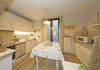Freistehende Villa auf drei Ebenen in einer ruhigen Wohngegend in Moniga del Garda