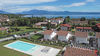 Moderne Zweizimmerwohnung mit privatem Garten in Wohnanlage mit Schwimmbad in Padenghe sul Garda