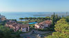 Zweizimmerwohnung mit zwei terrassierten Gärten und Stellplatz, in Residenz mit Pool, in Gardone Riviera zu verkaufen