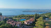 Zweizimmerwohnung mit zwei terrassierten Gärten und Stellplatz, in Residenz mit Pool, in Gardone Riviera zu verkaufen