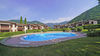Zweizimmerwohnung mit zwei terrassierten Gärten und Stellplatz, in Residenz mit Pool, in Gardone Riviera zu verkaufen