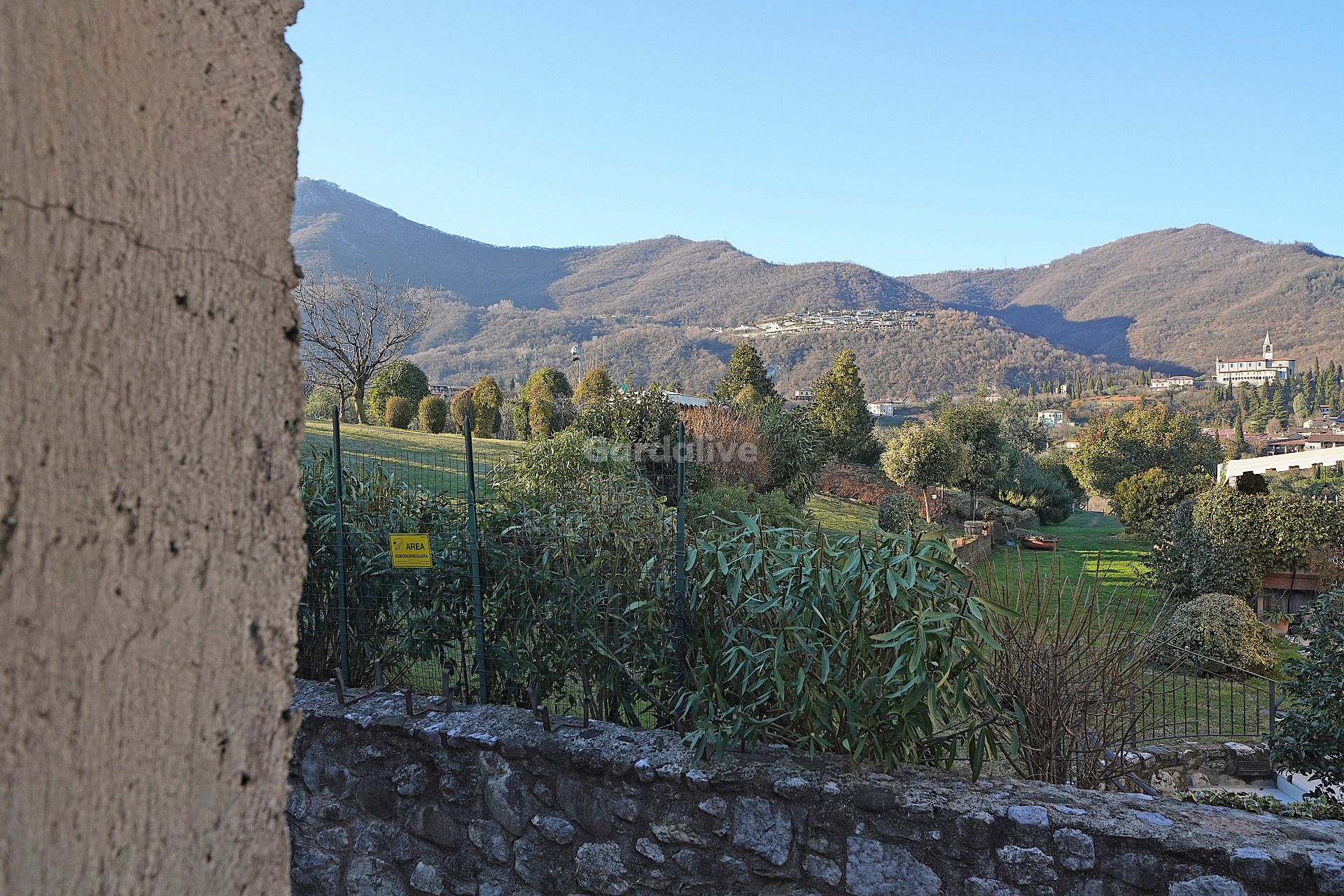 Rustikales Haus innerhalb des historischen Dorfes Roè Volciano
