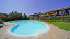 Leuchtende Dreizimmerwohnung mit exklusiver Terrasse und Garage in Residenz mit Pool, in Portese zu verkaufen