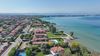 Lugana di Sirmione, trilocale in residence esclusivo fronte lago con piscina in vendita