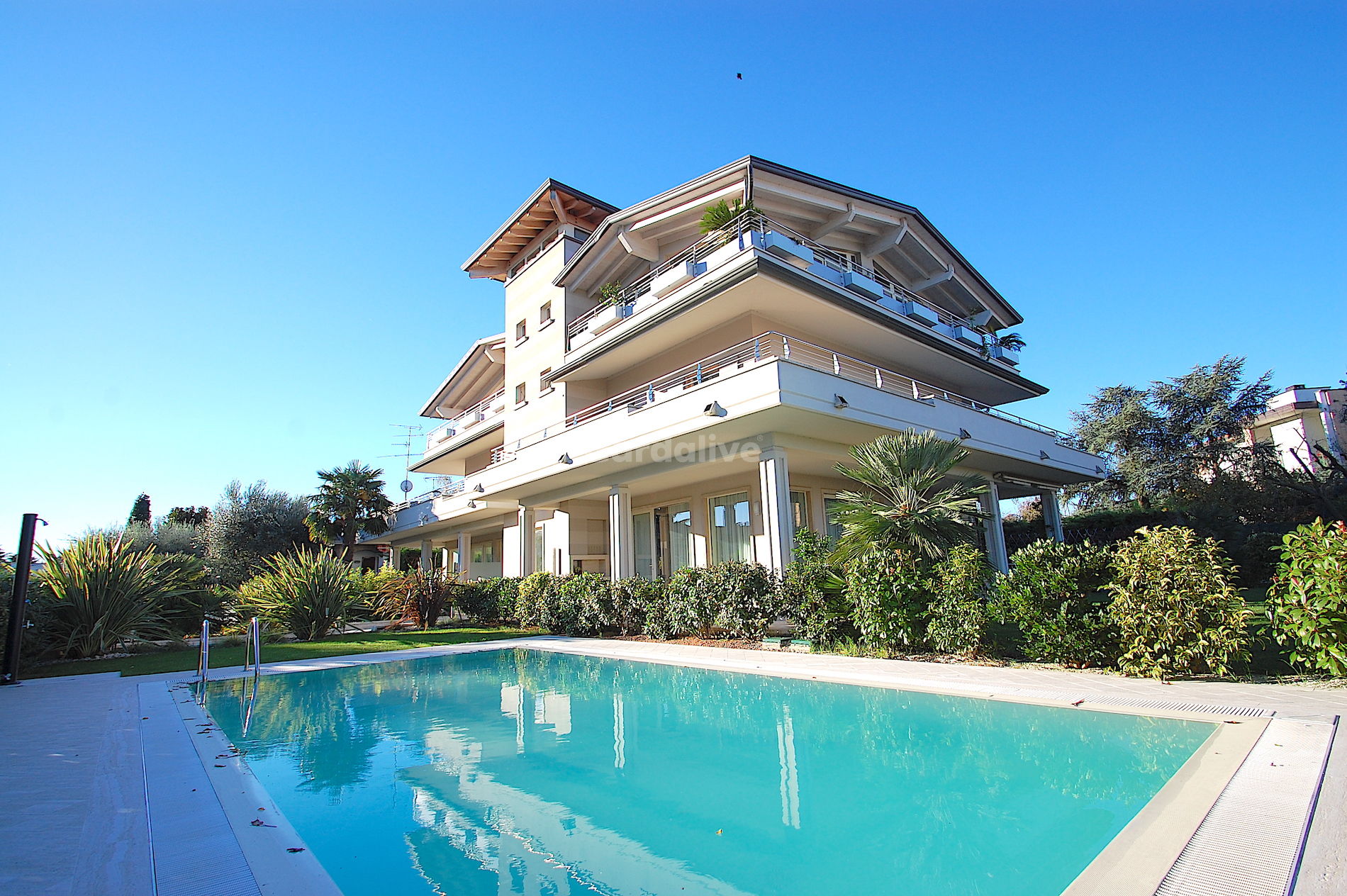 Wohnung im Erdgeschoss zum Verkauf mit Pool, Garten und Keller