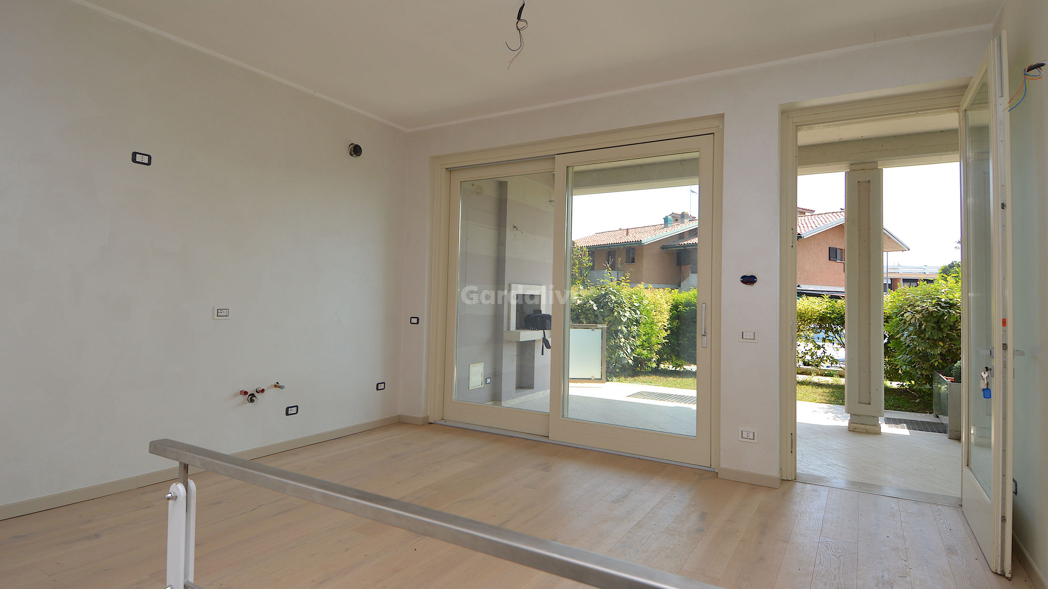 Wohnung im Erdgeschoss zum Verkauf mit Pool, Garten und Keller