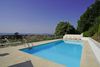Zweizimmerwohnung mit Seeblick-Terrasse in einer Wohnanlage mit Pool.