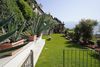 Zweizimmerwohnung mit Seeblick-Terrasse in einer Wohnanlage mit Pool.