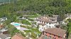 Zweizimmerwohnung mit Seeblick-Terrasse in einer Wohnanlage mit Pool.