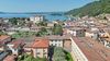 Großzügige, renovierte 2-Zimmer-Wohnung mit Terrasse und Garage im Herzen von Maderno