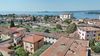 Großzügige, renovierte 2-Zimmer-Wohnung mit Terrasse und Garage im Herzen von Maderno