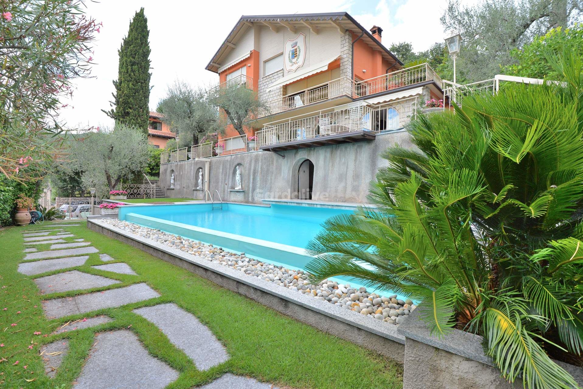 Prestigevolle Villa mit Seeblick und Schwimmbad in Gardone Riviera